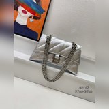【頭層皮】 Balenciag*最新 Crush 包款強勢登場！高級感滿滿上身