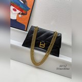 【頭層皮】 Balenciag*最新 Crush 包款強勢登場！高級感滿滿上身