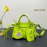 Balenciagα巴黎最新款Neo cagole機車包這次配備了愛心小鏡子