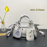 Balenciagα巴黎最新款Neo cagole機車包這次配備了愛心小鏡子