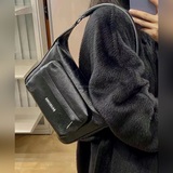 、Balenciaga23夏季新品 Raver腋下包簡約設計易搭配，做舊銀色金屬