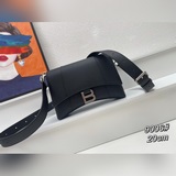 Balenciagα新款downtown沙漏包獨特的标志性弧線形狀造型極具辨