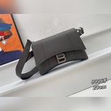 Balenciagα新款downtown沙漏包獨特的标志性弧線形狀造型極具辨
