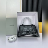 原單配盒  Balen~~~ga爆款/平紋白色沙漏包來啦！半月彎弧線.獨特的外形
