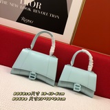 平紋Balenciagα全新推出了帥爆的Hourglass沙漏兩用腰包、獨特的标
