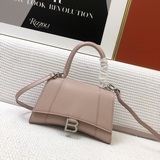 平紋Balenciagα全新推出了帥爆的Hourglass沙漏兩用腰包、獨特的标