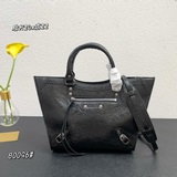 油蠟牛皮 BALENCIAG* 王炸系列秋冬新寵登場啦，機車包～又酷又煞！容量