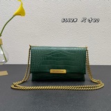 Balenciag trilet風琴鍊條包推出的鳄魚紋三合一系列，背帶和鍊條有