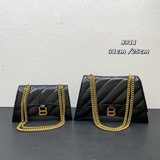 【頭層油蠟皮】 Balenciag*最新 Crush 包款強勢登場！高級感滿滿