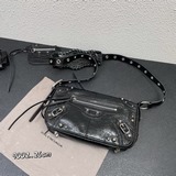 巴黎世家機車包，郵差包，重磅新款王炸登場la ，可調節編織肩帶附加孔眼  腋下