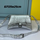 本季重磅Hourglass沙漏包， 獨特的标志性弧線形狀造型極具辨識度，一眼就讓