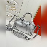 大號 Balenciagα巴黎最新款Neo cagole機車包這次配備了愛心小