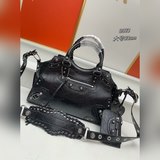 大號 Balenciagα巴黎最新款Neo cagole機車包這次配備了愛心小