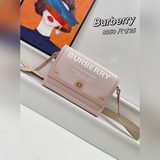 B家  精巧的斜背包，精選緝明線皮革與帆布打造，裝飾品牌時裝秀款 Horsef