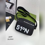 B家最新款相機包借鑒九十年代街頭風格，選用 ECONYL 材質打造，ECONY