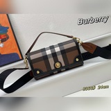 【B家】精巧包款，裝飾 Burberry 格紋和緝明線皮革，搭配镌刻品牌徽标的亮