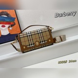 【B家】精巧包款，裝飾 Burberry 格紋和緝明線皮革，搭配镌刻品牌徽标的亮