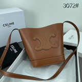2023s春夏新品｜CUIR TRIOMHE小號織物牛皮水桶包延續經典，立體的
