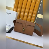 LISA全新 TEEN SOFT16手袋柔軟皮革搭配精緻金屬配件CELINE全球