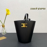celine 新品 水桶包 小牛皮  這隻水桶跟經典水桶相比 肩帶背法 新穎獨特
