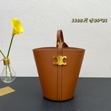 celine 新品 水桶包 小牛皮  這隻水桶跟經典水桶相比 肩帶背法 新穎獨特