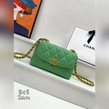 chanel23p網紅口蓋包，頂級高亮牛皮材質配黑金大logo真的絕了；質量杠