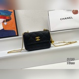 ch anel：2023愛心鍊條小方包： 啞光磨砂質感的愛心球少女心一爆棚，鍊