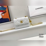 ch anel：2023愛心鍊條小方包： 啞光磨砂質感的愛心球少女心一爆棚，鍊