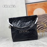 升級版 小號 chanel 22購物袋延續經典菱格绗縫和皮革穿鍊肩帶設計，外