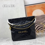 升級版 小號 chanel 22購物袋延續經典菱格绗縫和皮革穿鍊肩帶設計，外