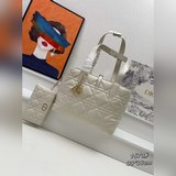 Dior新款托特金扣這款手袋集中體現了Dio.r 對典雅和美麗的深刻洞見。采用