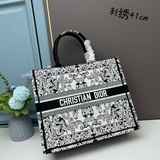 【dior Book Tote】多數人消費奢侈品牌首先想到的是買實用型的經典款