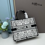 【dior Book Tote】多數人消費奢侈品牌首先想到的是買實用型的經典款
