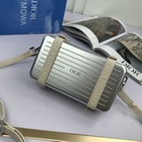 DIOR0 & RIMOWA 聯名限定款小行李箱子包來啦！自從Rimowα被巨頭
