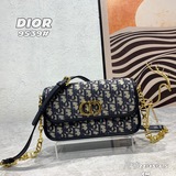 配盒子【原版品質】迪奧豆腐包 Dior BOBBY 新款複古包，複古牛皮的紋路，