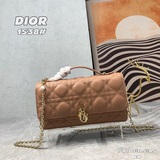 真頭層羊皮 lady Dior 珍珠手拿包 這款手拿包是本季，頂部搭配手柄，優