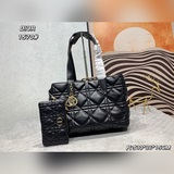 、dior新款托特金扣這款手袋集中體現了dio.r 對典雅和美麗的深刻洞見。采