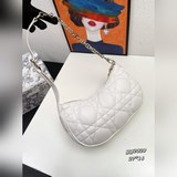 這款 CD Lounge 手袋是二零二三年夏季，彰顯Dior 的現代宙美與高