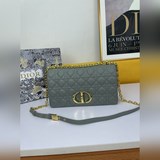 Dior Caro  大號28cm 手袋采用牛皮革精心制作，飾以标志性的藤格紋針