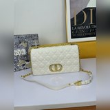 Dior Caro  大號28cm 手袋采用牛皮革精心制作，飾以标志性的藤格紋針