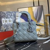 磨砂 配絲巾（Lady  Dior)   四格手袋包面縫紉的菱格紋被世人所稱C