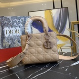 磨砂 配絲巾（Lady  Dior)   四格手袋包面縫紉的菱格紋被世人所稱C
