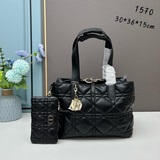 dior新款托特金扣這款手袋集中體現了dio.r 對典雅和美麗的深刻洞見。采用