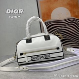本季新出款将經典運動風格與 Dior 高訂風範融為一體。這款手袋采用光滑牛皮革精