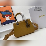 原單 走秀款LADY 95.22 手袋重新诠釋 LADY DIOR 手袋的輪廓，