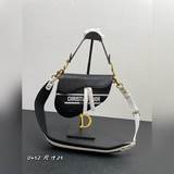 Dior Oblique Saddle Bag（全皮絲印白拼黑肩帶）馬鞍包采用白