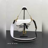Dior Oblique Saddle Bag（全皮絲印白拼黑肩帶）馬鞍包采用白