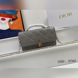 漆皮 lady Dior 珍珠手拿包 這款手拿包是本季，頂部搭配手柄，優雅實