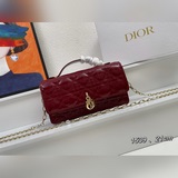 漆皮 lady Dior 珍珠手拿包 這款手拿包是本季，頂部搭配手柄，優雅實