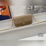 、LADY DIOR 手機袋這款 Lady Dior 手機袋風格高雅  别具匠